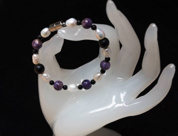 Náramek čaroit-perly-onyx * Bracelet from charoite, pearls, onyx