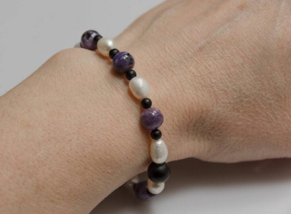 Náramek čaroit-perly-onyx * Bracelet from charoite, pearls, onyx
