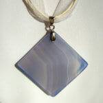 Náhrdelník s achátovým přívěskem, světle modrý * Agate pendant necklace, light blue