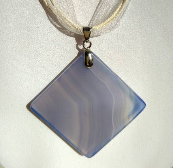 Náhrdelník s achátovým přívěskem, světle modrý * Agate pendant necklace, light blue