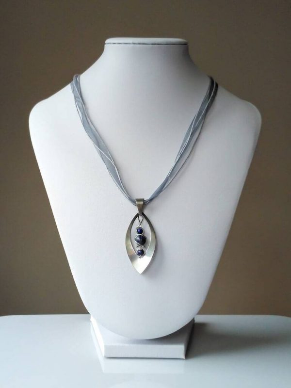 Náhrdelník s přívěskem lapis lazuli * Lapis lazuli pendant necklace