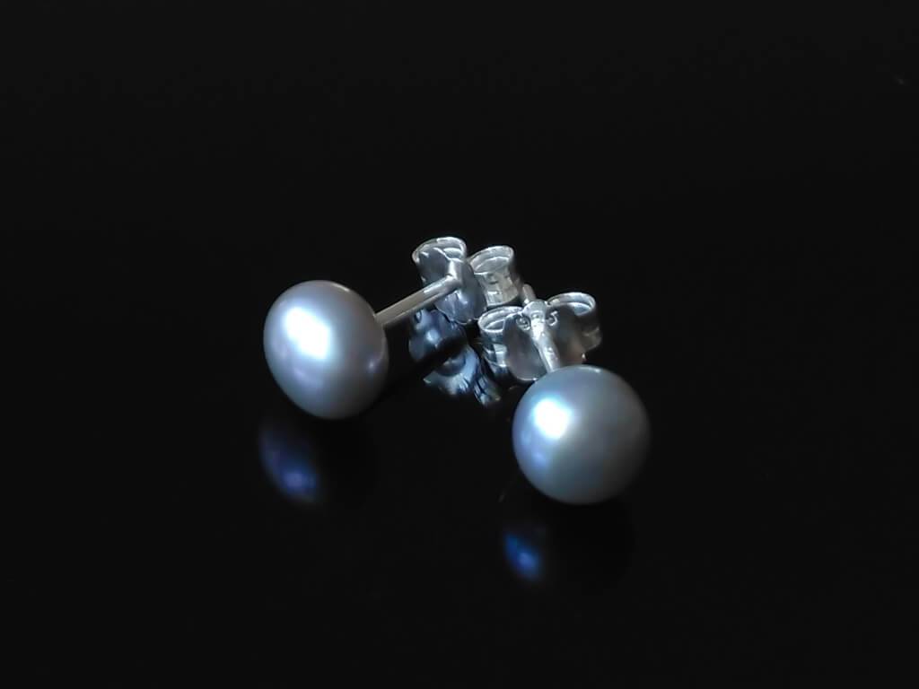 Perlové náušnice šedé, stříbrné * Gray pearl stud earrings, silver