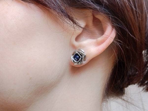 Náušnice lapis lazuli puzety s kytičkou * Lapis Lazuli flower stud earrings