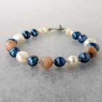 Náramek říční perly-měsíční kámen-perleť * Bracelet from freshwater pearls, moonstone and nacre beads
