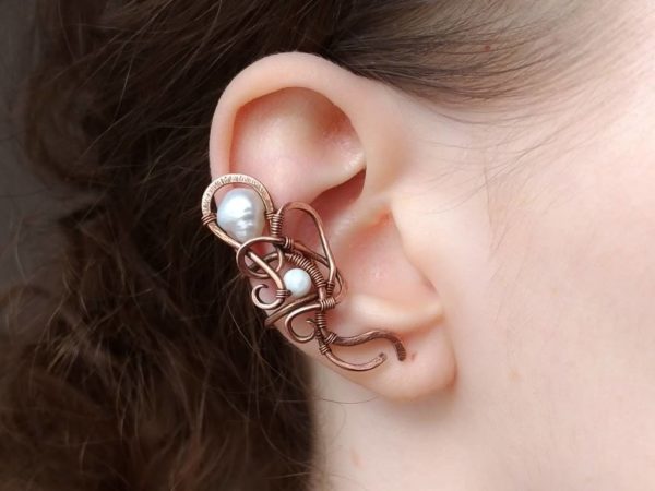 Záušnice říční perla a perleť * Ear cuff from copper, freshwater pearl and nacre bead