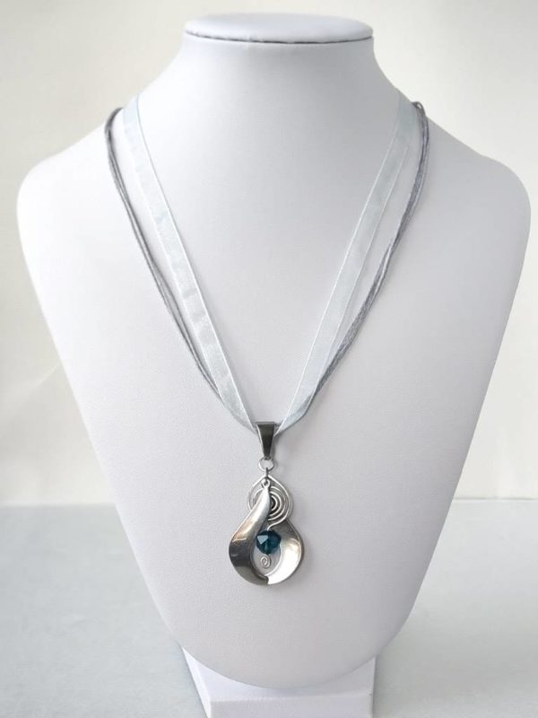 Náhrdelník s přívěskem kyanit * Kyanite pendant necklace