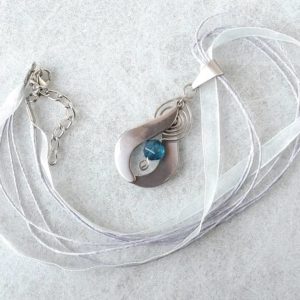 Náhrdelník s přívěskem kyanit * Kyanite pendant necklace