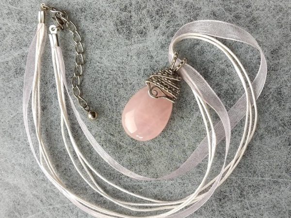 Náhrdelník s růženínovým přívěskem * Rose quartz pendant necklace