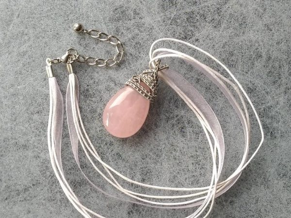 Náhrdelník s růženínovým přívěskem * Rose quartz pendant necklace
