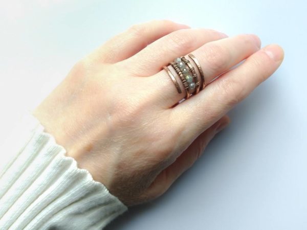Měděný prsten s labradoritem * Copper ring with Labradorite