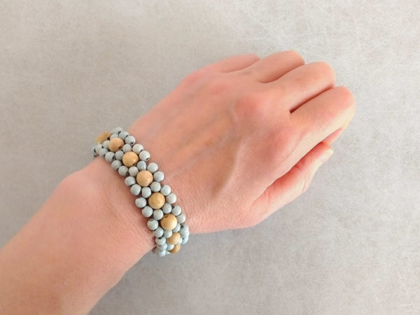 Náramek z dřevěných korálků modrý * Wooden bead bracelet, blue