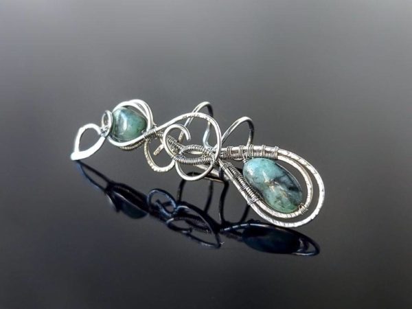Záušnice se smaragdem * Ear cuff with Emerald beads
