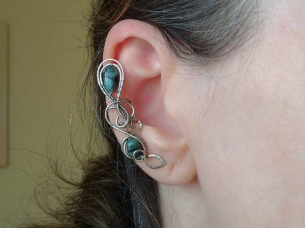 Záušnice se smaragdem * Ear cuff with Emerald beads