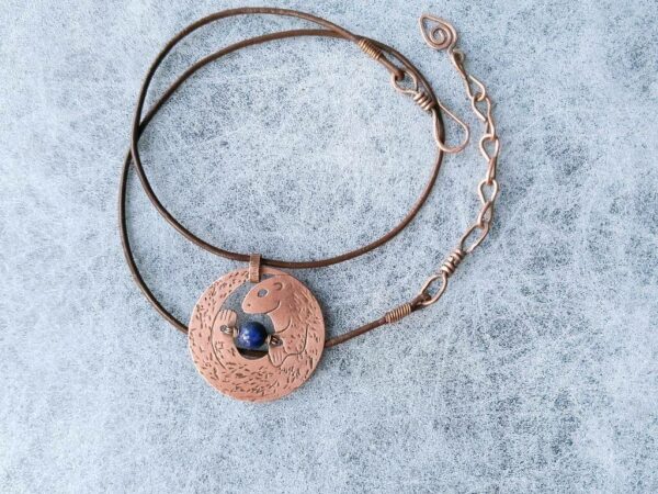 Měděný přívěsek s lapisem lazuli - vydra * Copper pendant with Lapis Lazuli bead- otter