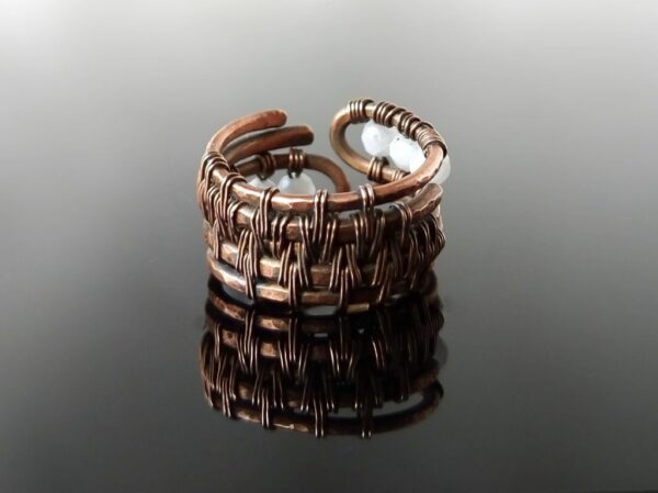 Měděný prsten s měsíčním kamenem * Copper ring with Moonstone beads