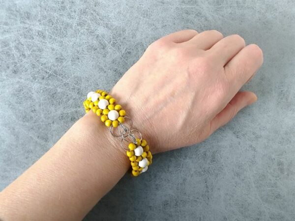Náramek z dřevěných korálků žluto-bílý * Wooden bead bracelet, yellow-white