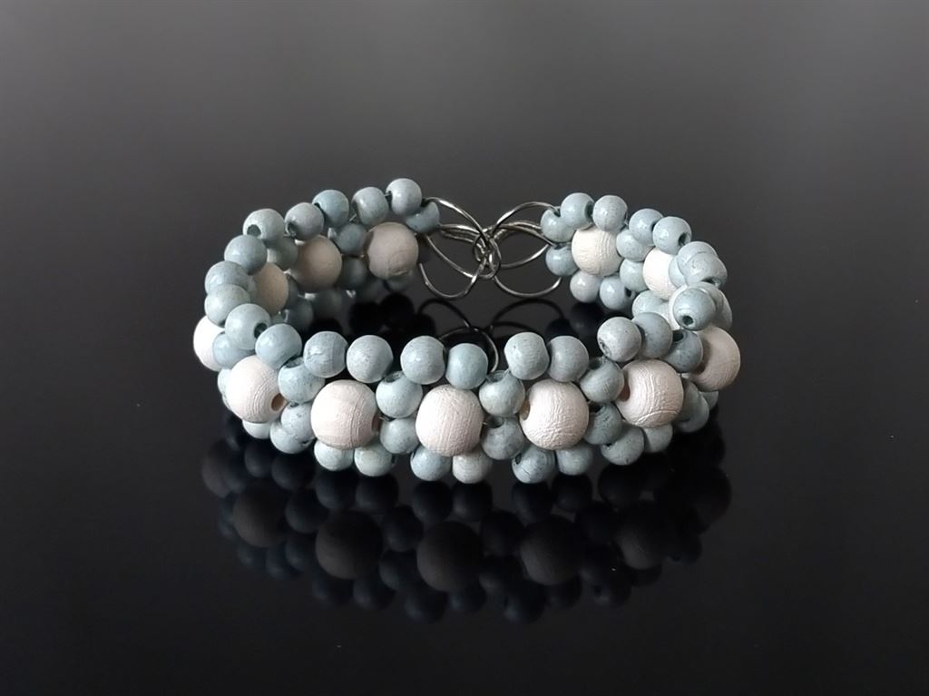 Náramek z dřevěných korálků modro-bílý * Wooden bead bracelet, blue-white