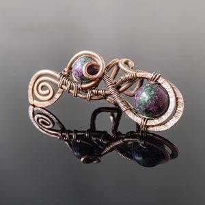 Záušnice z mědi s korálky rubínu v zoisitu * Copper ear cuff with Ruby Zoisite beads