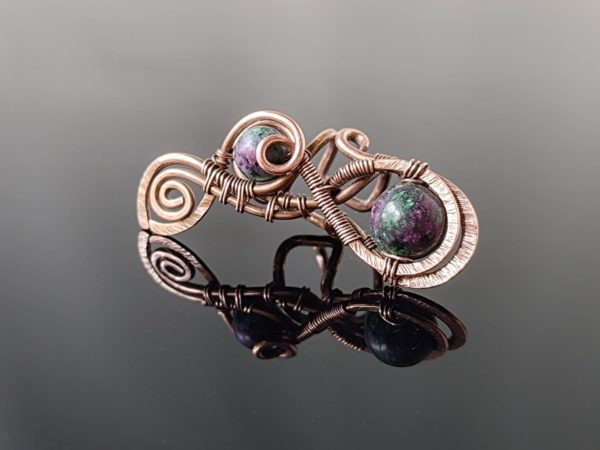 Záušnice z mědi s korálky rubínu v zoisitu * Copper ear cuff with Ruby Zoisite beads