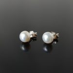 Perlové náušnice bílé, stříbrné * White pearl stud earrings, silver