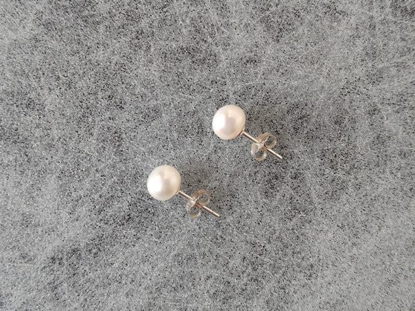 Perlové náušnice bílé, stříbrné * White pearl stud earrings, silver