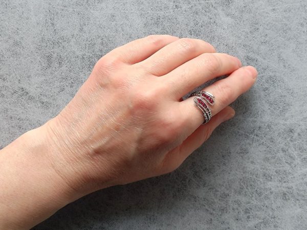 Prsten s rubínem z chirurgické oceli * Ruby ring from surgical steel