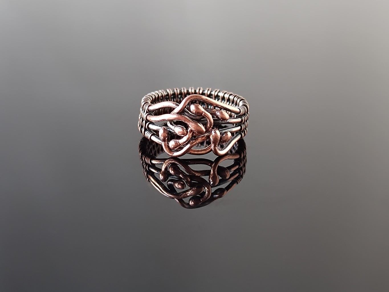 Měděný prsten proplétaný osm kapek * Copper ring interlaced with eight drops