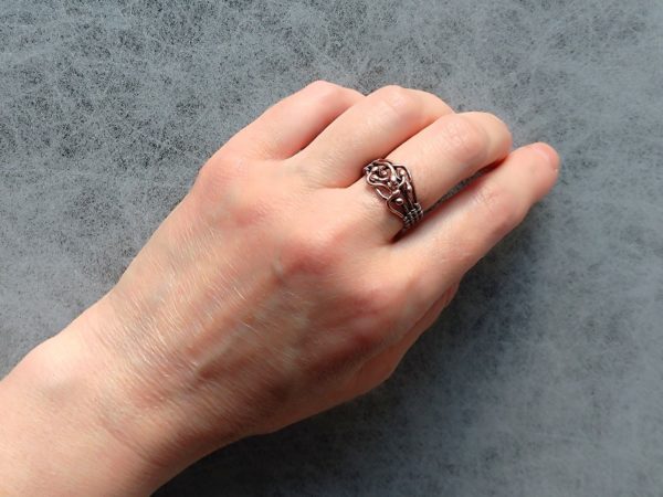 Měděný prsten proplétaný osm kapek * Copper ring interlaced with eight drops