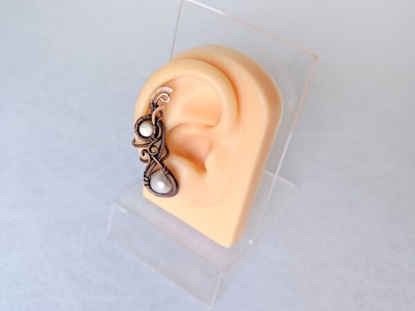 Záušnice z mědi s bílou říční perlou a perletí * Copper Ear Cuff  with white freshwater pearl and nacre bead