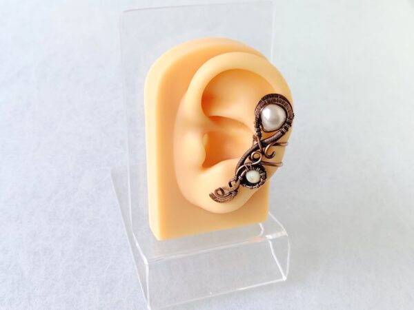 Záušnice z mědi s bílou říční perlou a perletí * Copper Ear Cuff  with white freshwater pearl and nacre bead