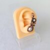 Záušnice z mědi s bílou říční perlou a perletí * Copper Ear Cuff with white freshwater pearl and nacre bead