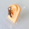 Záušnice z mědi s bílou říční perlou a perletí * Copper Ear Cuff with white freshwater pearl and nacre bead