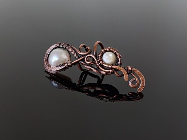Záušnice z mědi s bílou říční perlou a perletí * Copper Ear Cuff  with white freshwater pearl and nacre bead