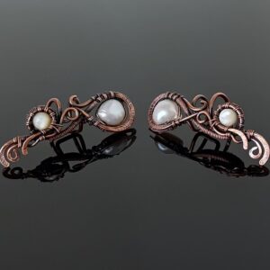Záušnice z mědi s bílou říční perlou a perletí * Copper Ear Cuff  with white freshwater pearl and nacre bead