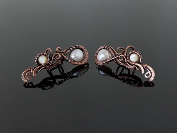 Záušnice z mědi s bílou říční perlou a perletí * Copper Ear Cuff  with white freshwater pearl and nacre bead