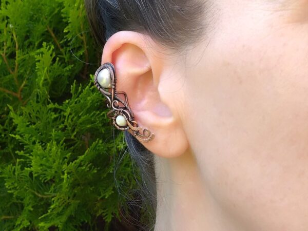 Záušnice z mědi s bílou říční perlou a perletí * Copper Ear Cuff  with white freshwater pearl and nacre bead