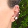 Záušnice z mědi s bílou říční perlou a perletí * Copper Ear Cuff with white freshwater pearl and nacre bead