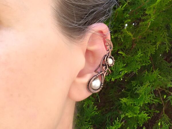 Záušnice z mědi s bílou říční perlou a perletí * Copper Ear Cuff  with white freshwater pearl and nacre bead
