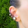 Záušnice z mědi s bílou říční perlou a perletí * Copper Ear Cuff with white freshwater pearl and nacre bead