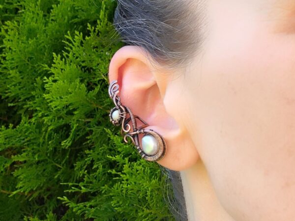 Záušnice z mědi s bílou říční perlou a perletí * Copper Ear Cuff  with white freshwater pearl and nacre bead