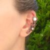 Záušnice z mědi s bílou říční perlou a perletí * Copper Ear Cuff with white freshwater pearl and nacre bead