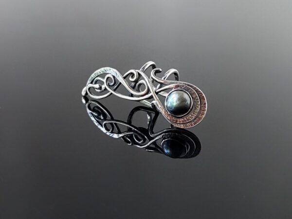Stříbrná záušnice s tmavou říční perlou * Silver Ear cuff with dark Freshwater pearl