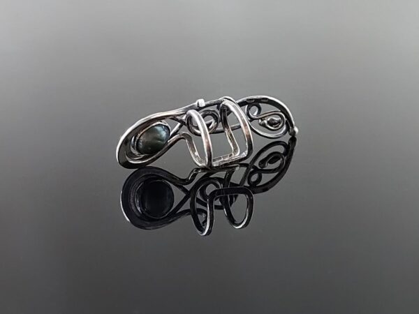 Stříbrná záušnice s tmavou říční perlou * Silver Ear cuff with dark Freshwater pearl