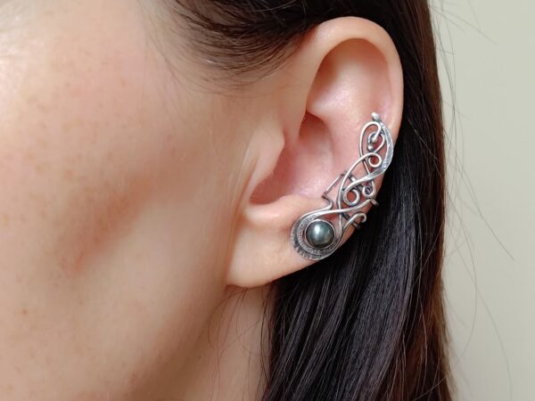 Stříbrná záušnice s tmavou říční perlou * Silver Ear cuff with dark Freshwater pearl