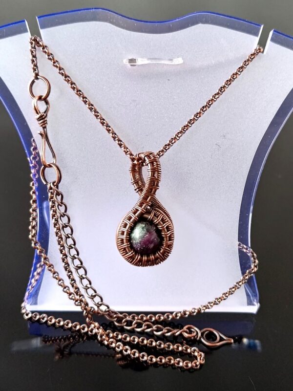 Měděný přívěsek s rubínem v zoisitu * Copper pendant with Ruby Zoisite