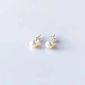 Perlové náušnice bílé, stříbrné * White pearl stud earrings, silver