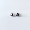 Perlové náušnice tmavé, stříbrné * Dark pearl stud earrings, silver