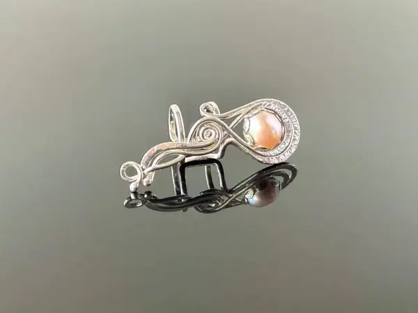 Záušnice se světle růžovou perlou * Ear Cuff with light rose Freshwater pearl