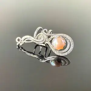 Záušnice se světle růžovou perlou * Ear Cuff with light rose Freshwater pearl
