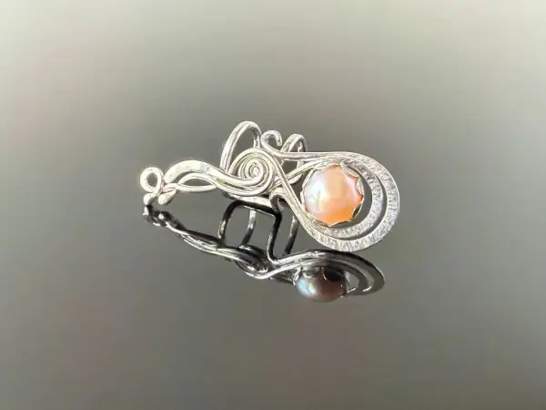 Záušnice se světle růžovou perlou * Ear Cuff with light rose Freshwater pearl